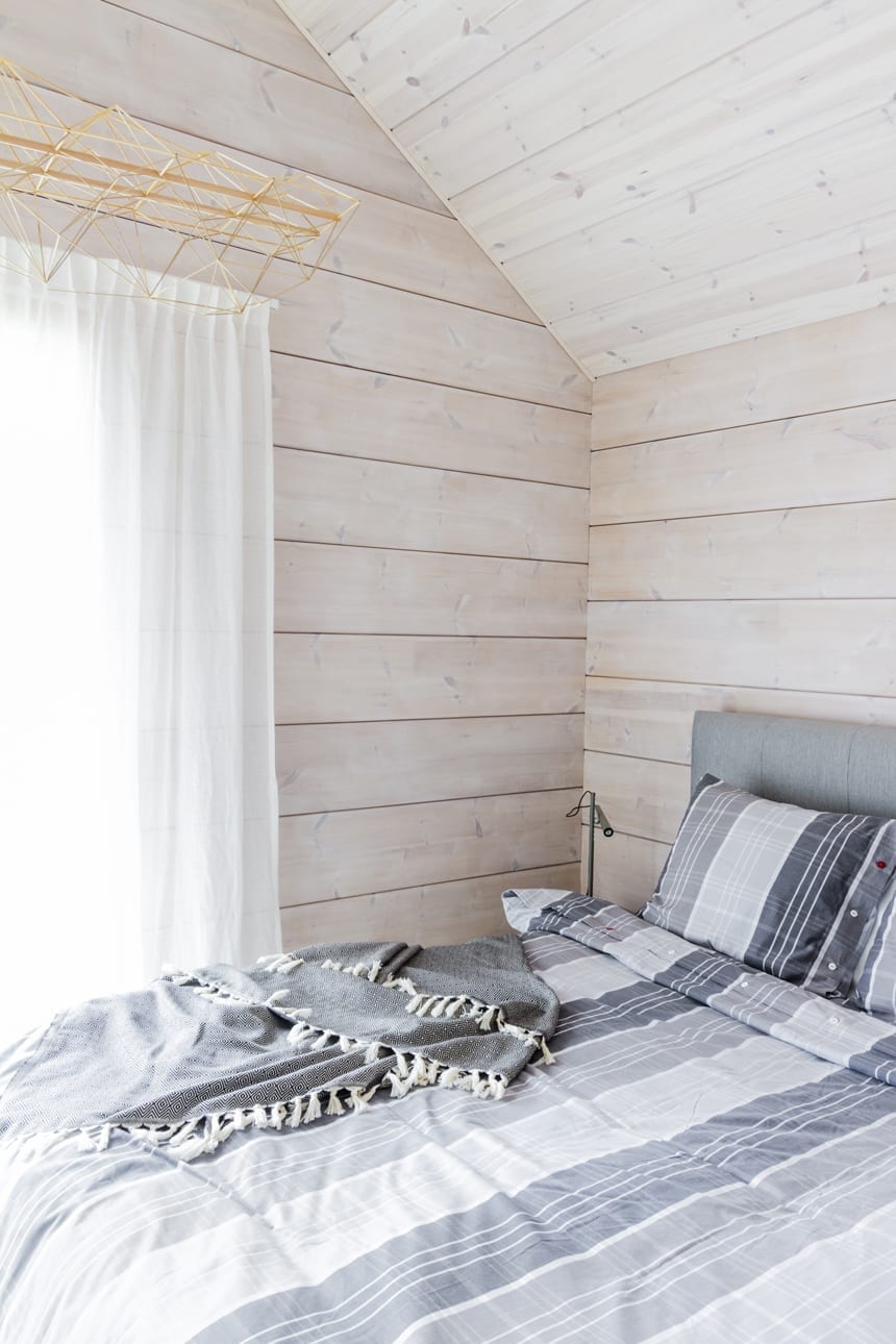 Savukvartsi-modern-eco-home-master-bedroom