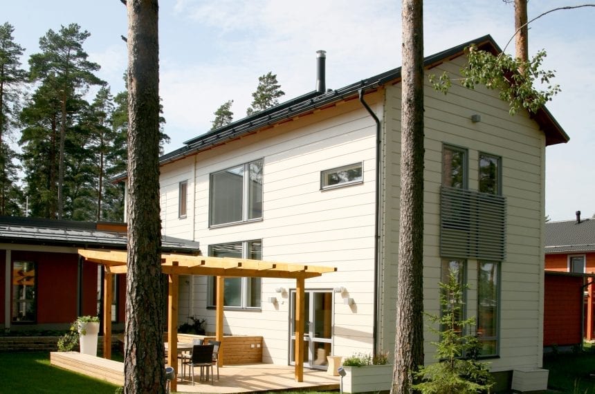 Honka Rock is a contemporary log home in a densely buit area.