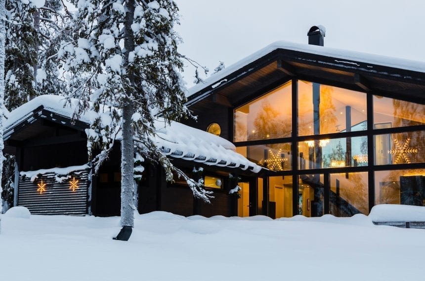VIlla Ruka is a contemporary log home with stunning feature wall.