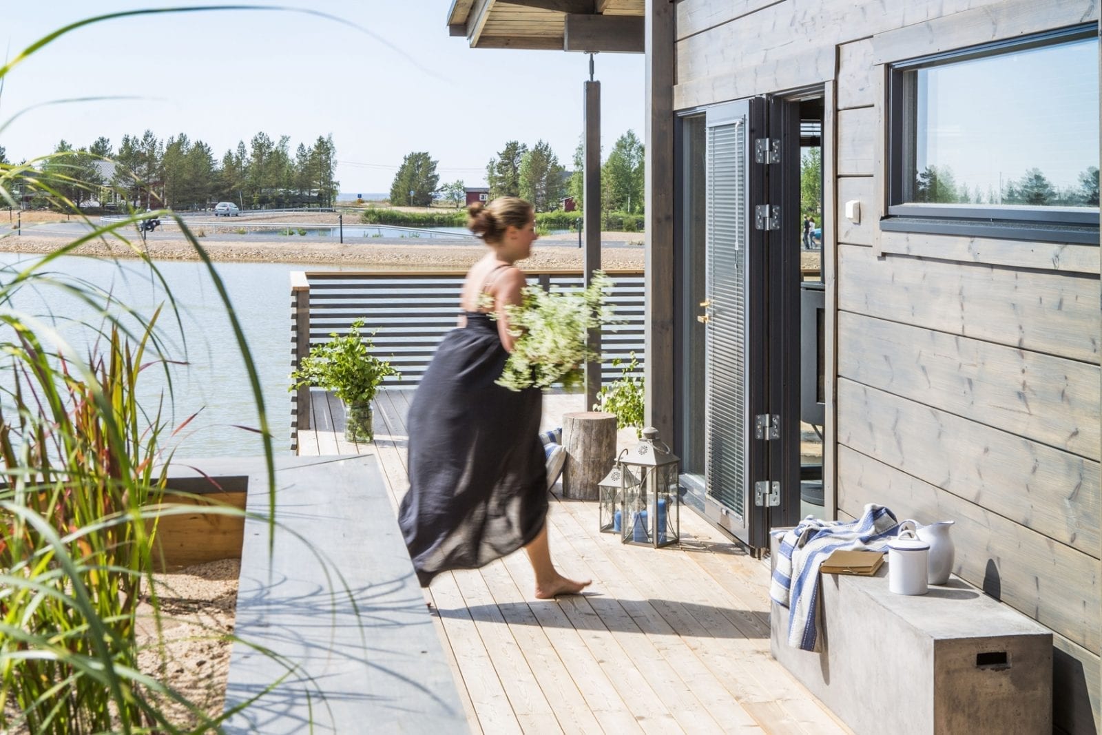 kalajoki-honka-house-woman-door-h-1700