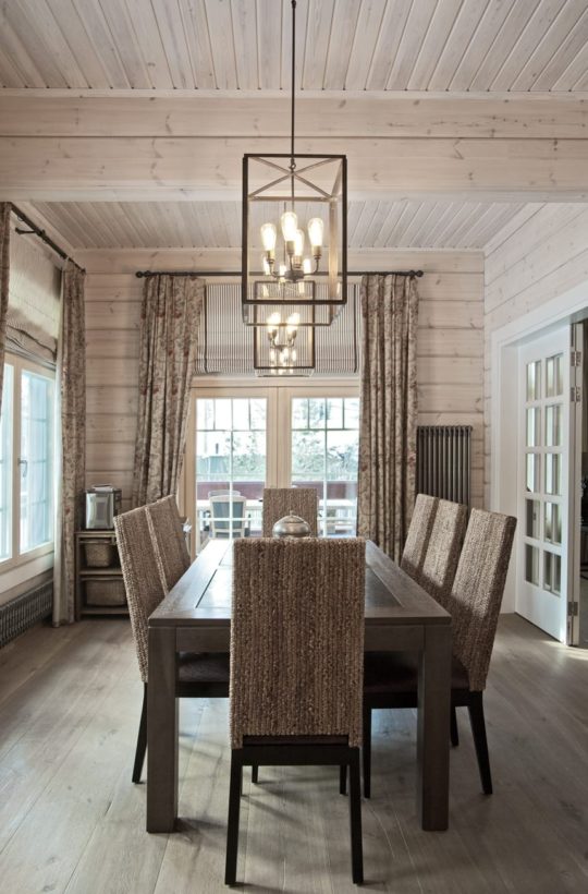 Log home dining room with harmonious colour scheme. Honka Russia.