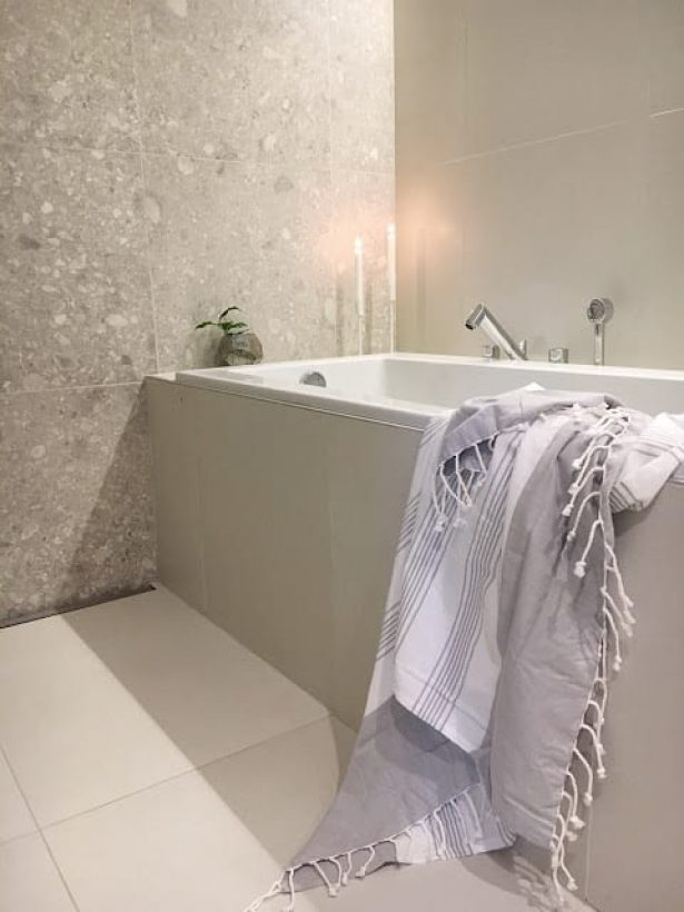 Honka Markki. Bathroom with harmonious colour scheme.