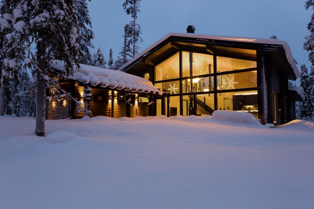 ”Det är ett oerhört privilegium att kunna sitta i vårt vardagsrum och titta på soluppgången över det närbelägna fjället. Tidvis är det nästan svårt att avgöra om vi befinner oss inomhus eller utomhus. Känslan av att vara nära naturen är så stark.” Ilkka Ulvinen, kund