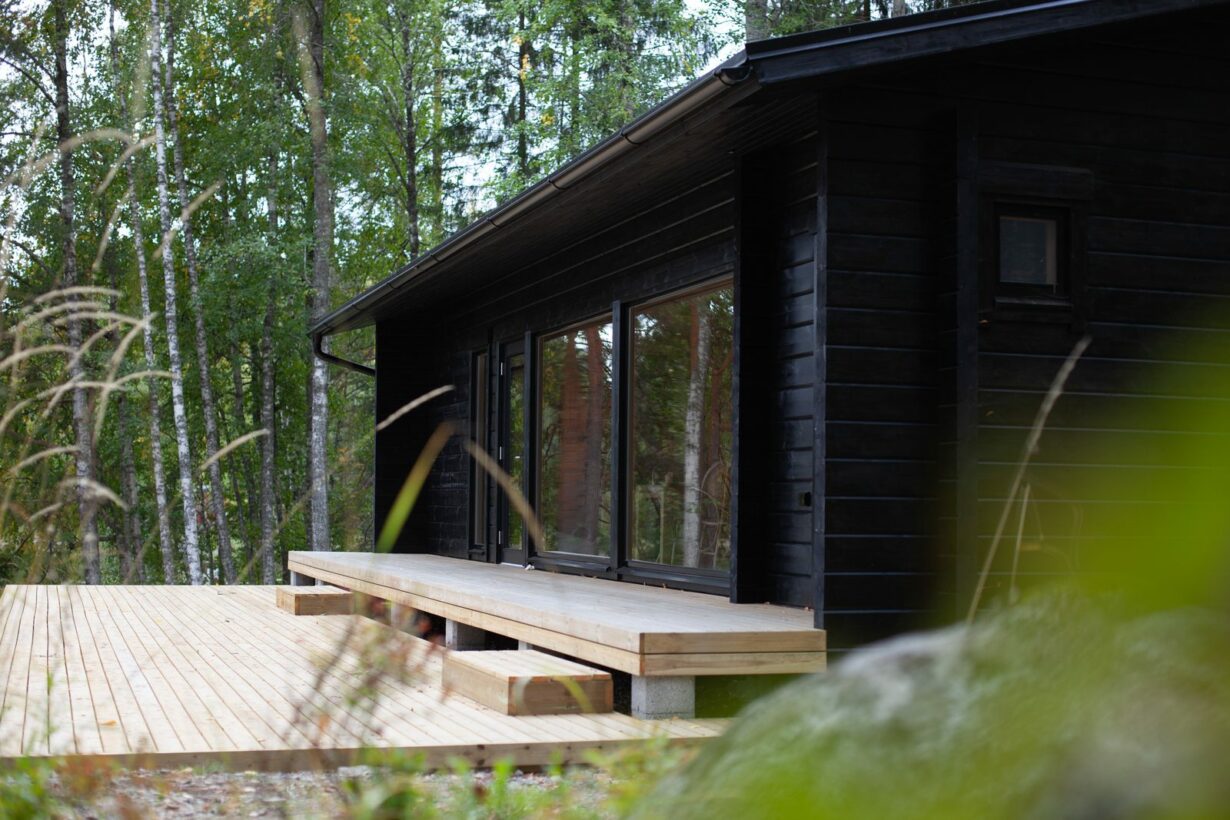 Inspired by 1970s architecture – a Honka Rantama log cabin built by a lake