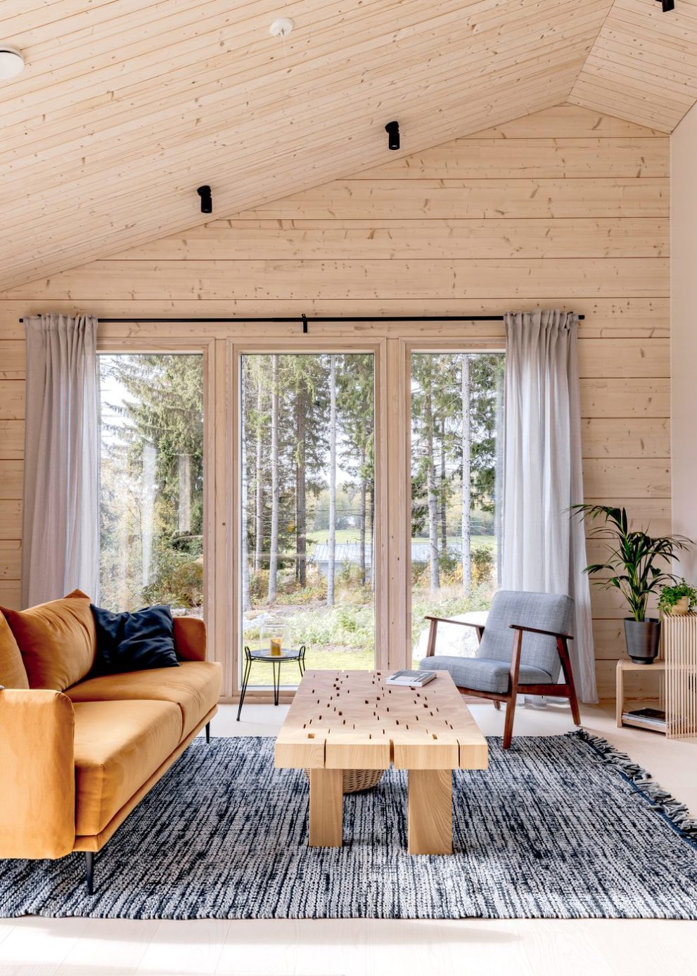A perfect log home for an idyllic landscape – home to Anne, Janne and ...