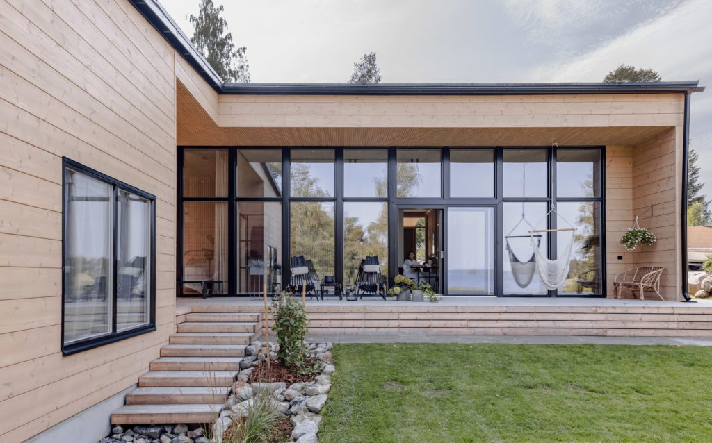 A spacious Honka log house by the lakeside for a family – home to Outi, Heikki and their children