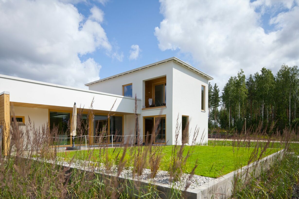 Modern log home - combination of materials
