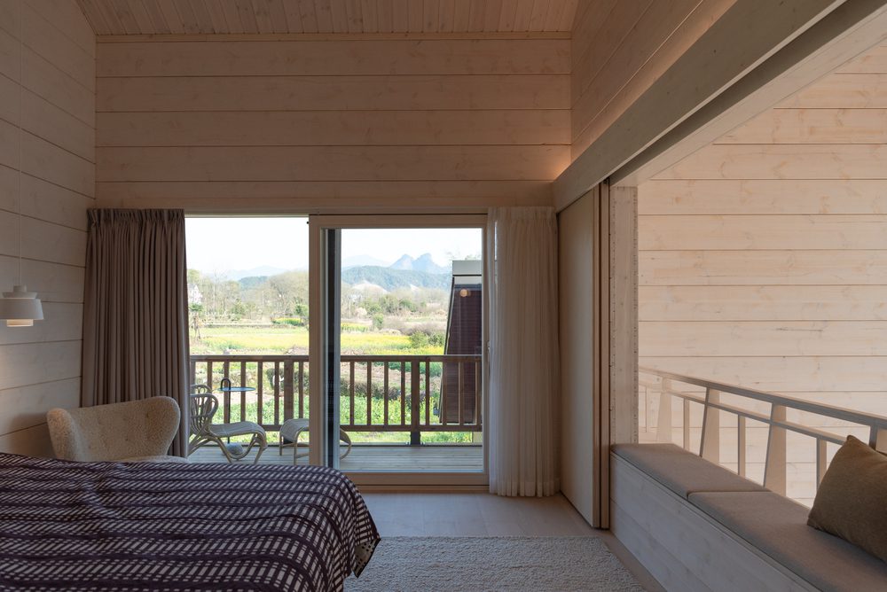 Modern luxury retreat in Jiangshan, China – timeless tranquility by Nota Atchitects and Honka